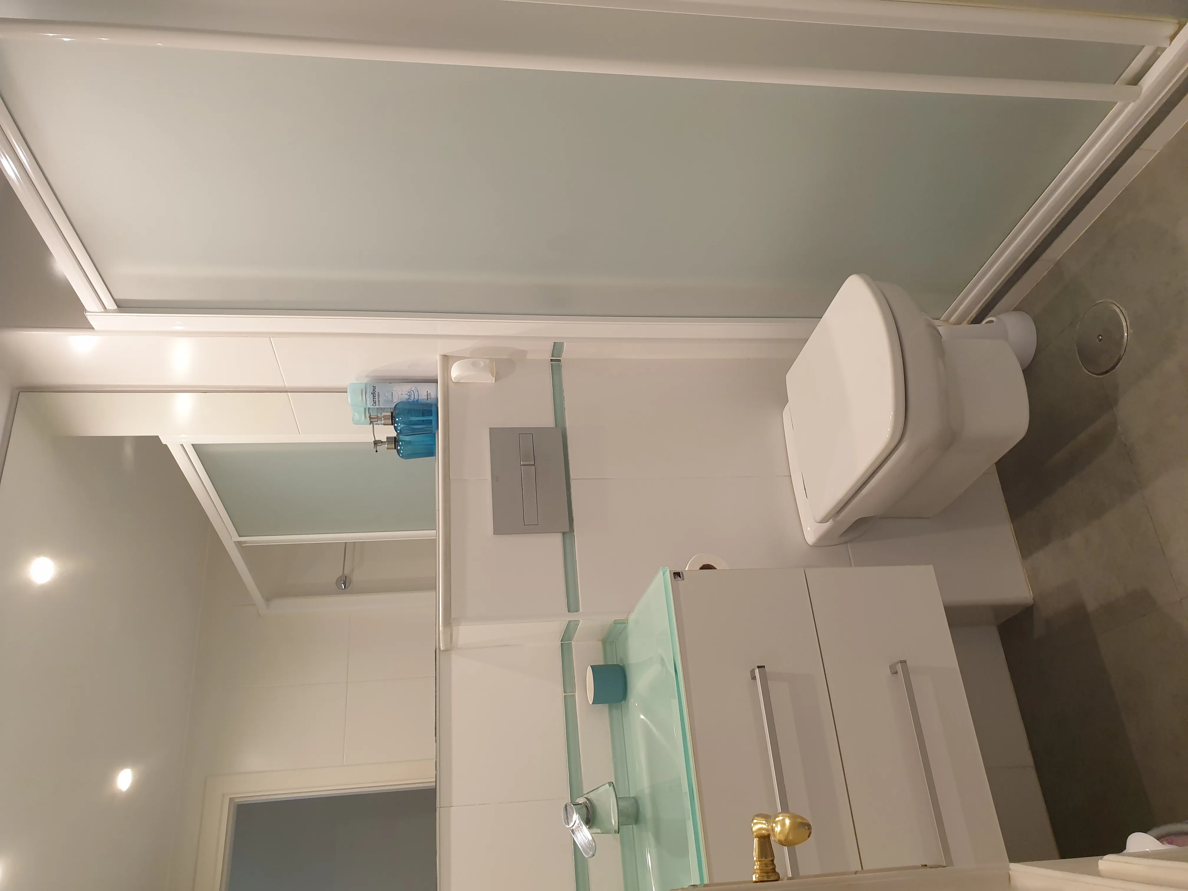 Badkamer met inloopdouche en wastafelmeubel