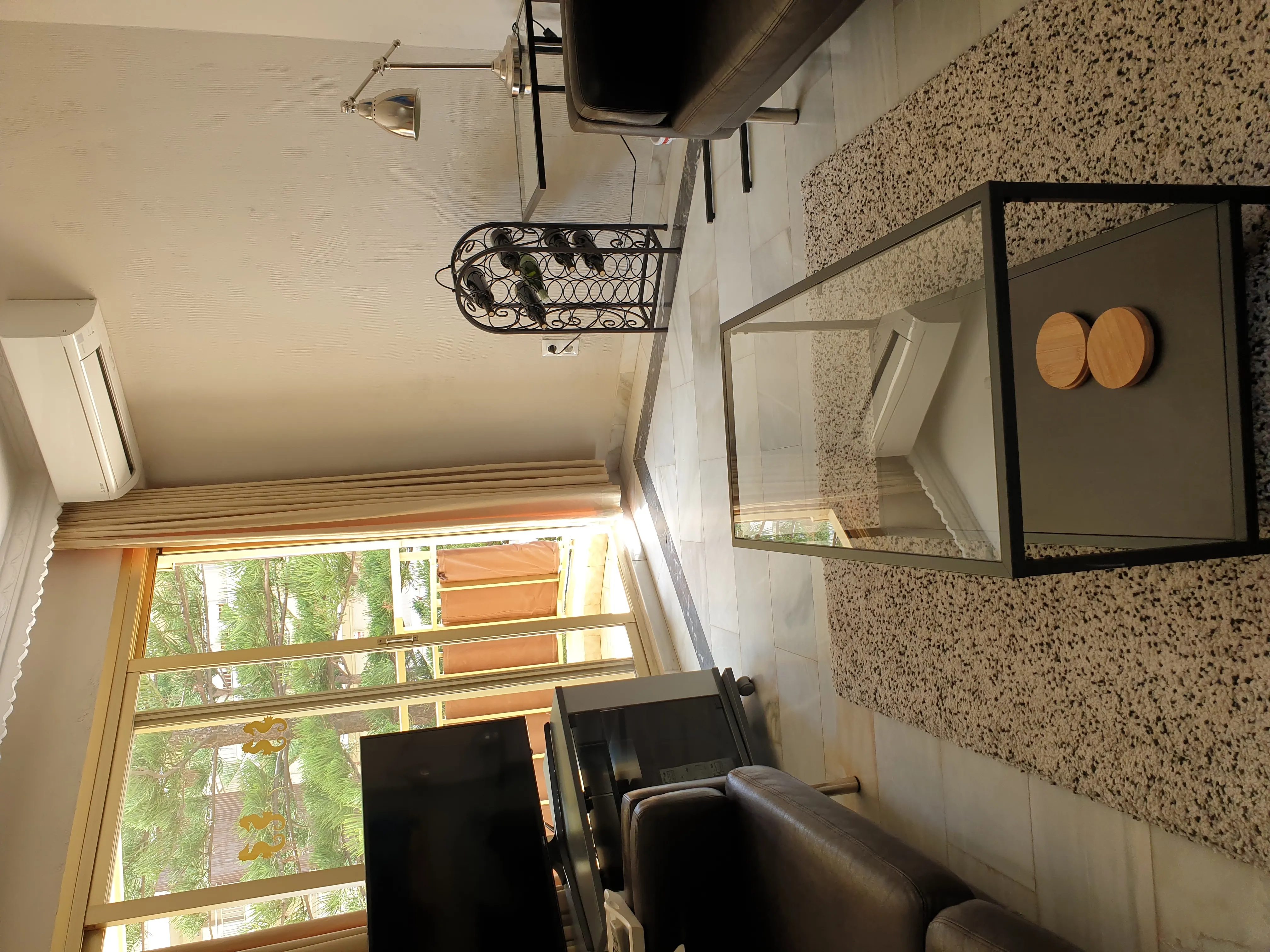 Zithoek met smart-tv en airconditioning